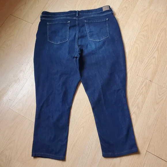 Signature by Levi's Strauss, Mid Rise Slim Woman's Plus Size 20M Denim Jeans. - Picture 4 of 8